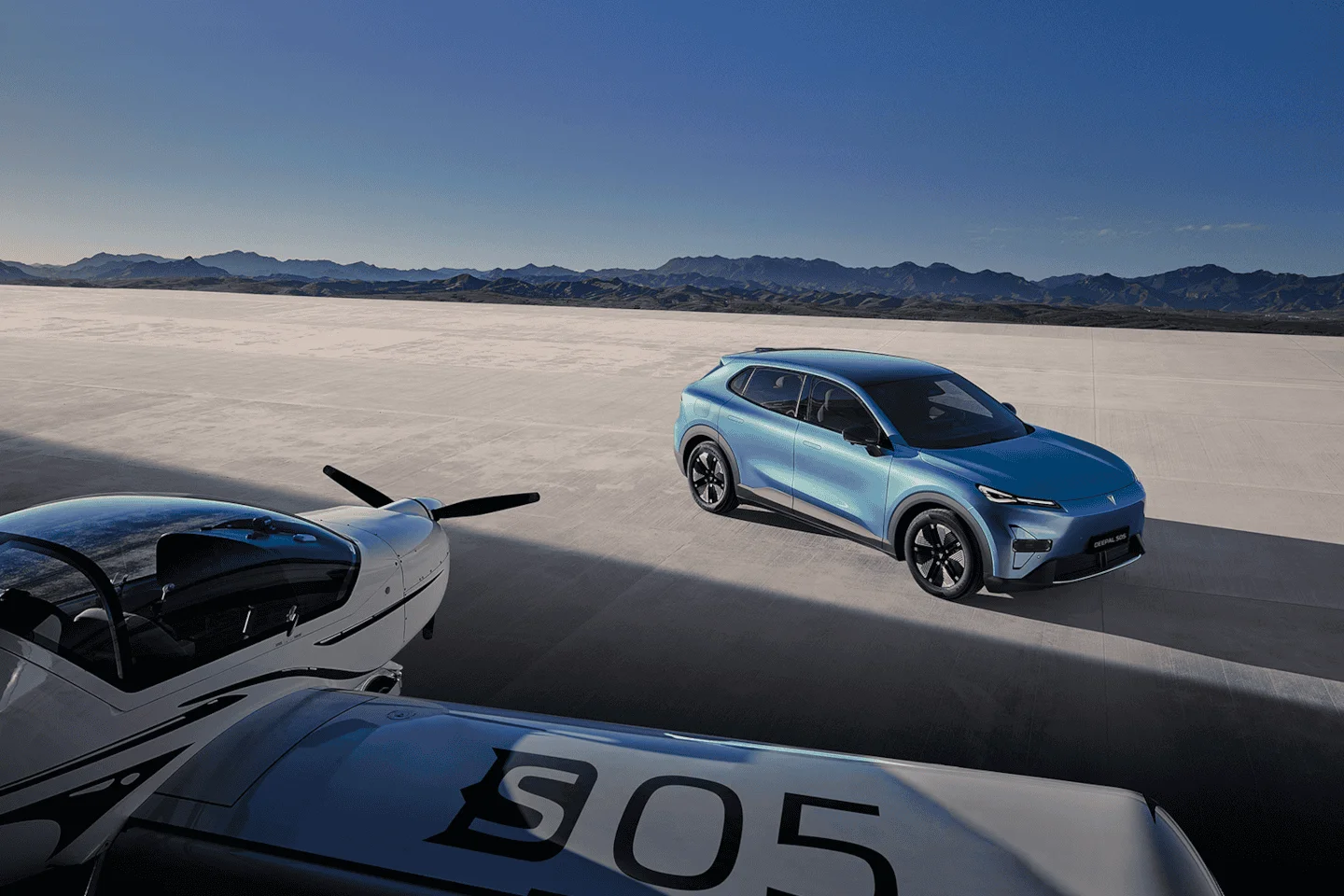 Changan Deepal S05 – Deepal S05 modra in srebrna na pisti