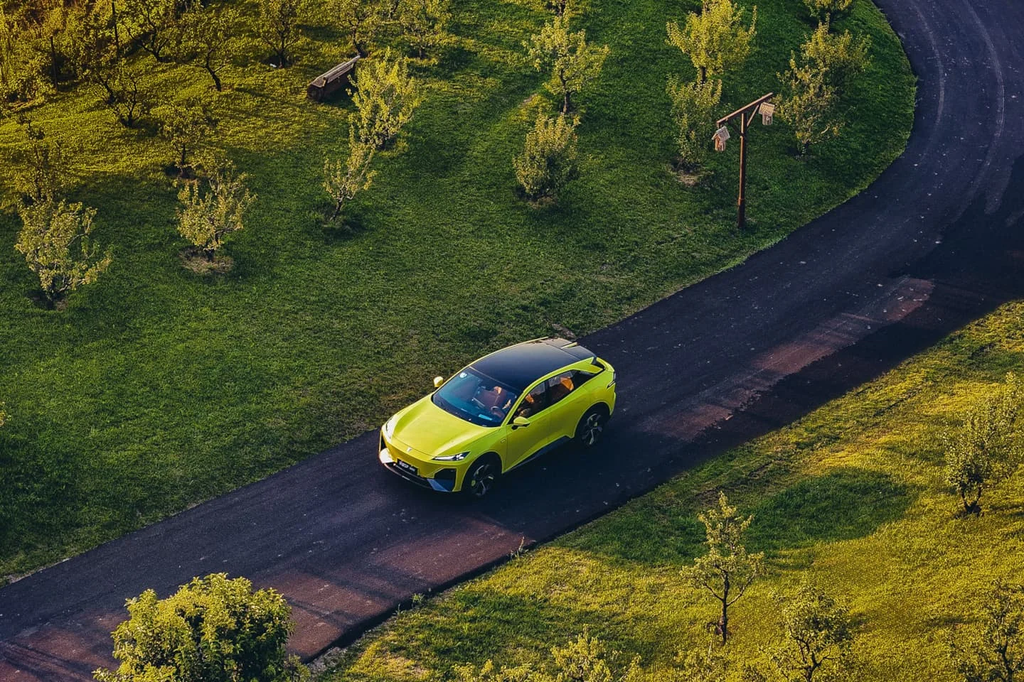 Changan Deepal S07 – Deepal S07 zelena z zraka skozi sadovnjak