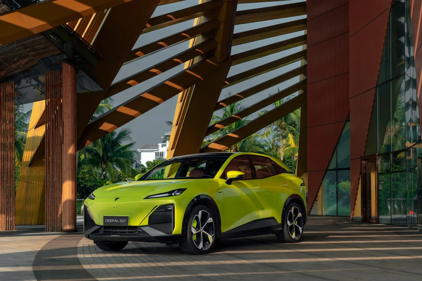 Changan Deepal S07 – Deepal S07 zelena pred sodobno arhitekturo