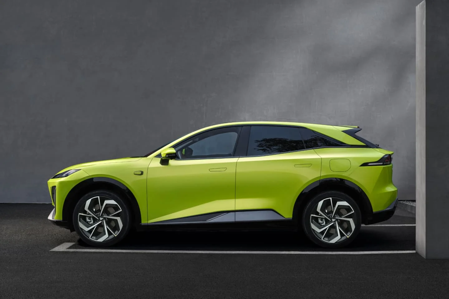 Changan Deepal S07 – Deepal S07 oranžna — pogled z zraka na mostu