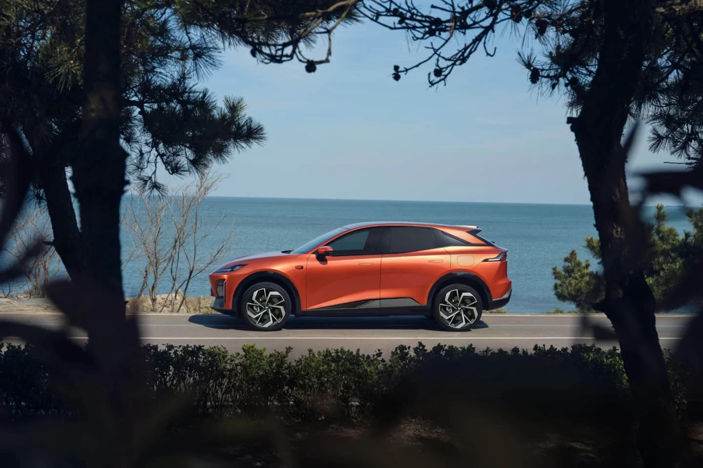 Changan Deepal S07 – Deepal S07 — oranžna kabina s panoramo